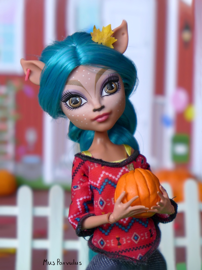 Isi Dawndancer holding a pumpkin